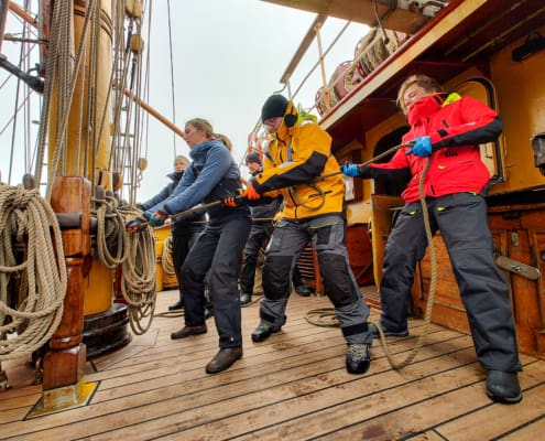 Passengers helping crew aboard Bark EUROPA. © Bark EUROPA/Matthew Lynch