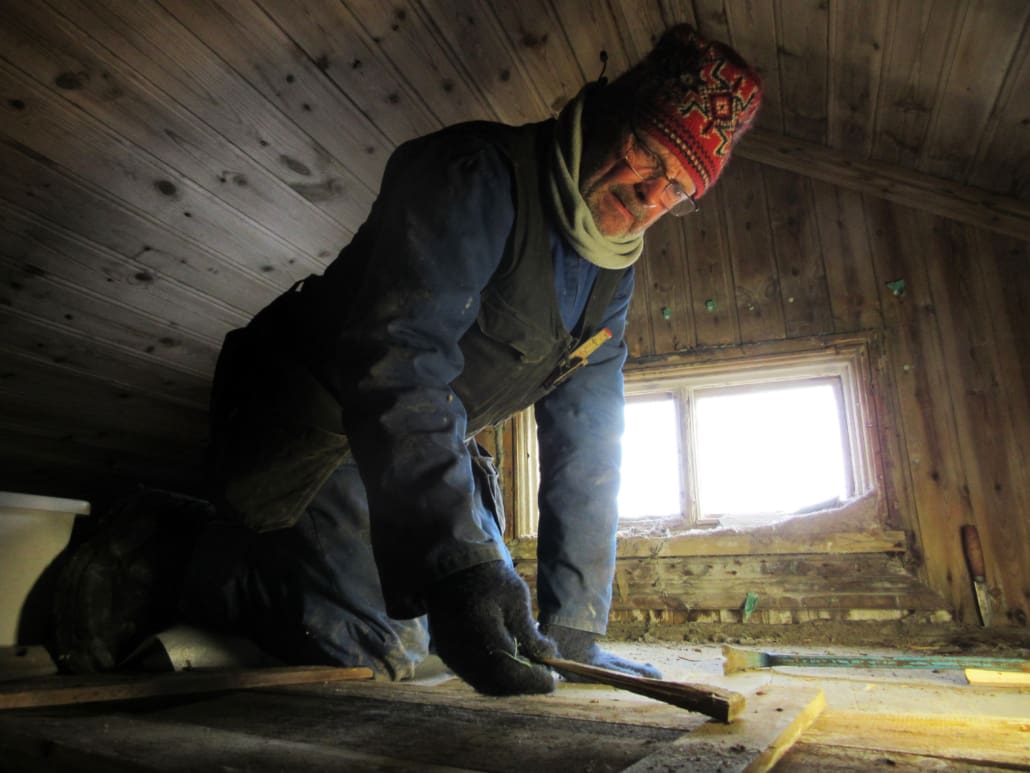 2015-16 Torbjøern Prytz in Borchgrevink's hut. ©AHT/Lizzie Meek