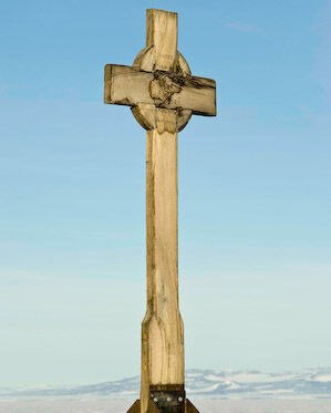 #OnThisDay in 1902, Able Seaman George Thomas Martin Vince was the first man to die in McMurdo Sound, Antarctica. Vince was part of Captain Robert Falcon Scott's first Antarctic Expedition, the British Antarctic 'Discovery' Expedition 1901-1904.

Vince was born in Blandford, a small Dorset market town on the river Stour, England in 1880. He went to the local Church of England primary school thanks to a recent Education act that ensured schooling was free and compulsory from age 5 to 12. Twelve-year-old Vince had shown potential as he was selected to carry on his education for three more years as a Bluecoat Boy (A charity school funded by the late Willam Wake, former Archbishop of Canterbury 1716-1733) before joining the Royal Navy in 1895 at age 15.

Vince began his naval life training in land warfare on 'HMS Excellent' in Portsmouth. It was during his last posting on the 'HMS Beagle' where he may have met Scott, in South Africa during the second Boer War (1899-1902) and the historic battle, the Relief of Ladysmith. One year later, while stationed in Cape Town, South Africa, Scott arranged for Vince to join him as a Royal Navy sea-crewman on his upcoming Antarctic expedition. 

During the expedition Vince was one of nine men caught out in a blizzard during an excursion tasked with leaving, and accurately recording, a series of supply depots for the expedition's winter quarters. The group had previously split, with Vince now part of a party of four sent back to the expedition ship. Unfortunately, during whiteout conditions Vince wandered onto a snow slope, later known as 'Danger Slopes', and slipped before falling over the cliff's edge. His body was never recovered.

The crew of 'Discovery' erected a cross adjacent to 'Discovery' hut at Hut Point in remembrance of Vince.

📸 Vince's Cross at Hut Point. A commemoration erected by the crew and men of the Discovery following his death. AHT

#OTD #inspire #explore #discover #conserve #Antarctica